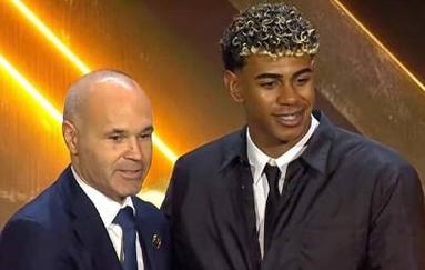 NEW ERA 携手 PlayStation 推出三十周年联名系列！