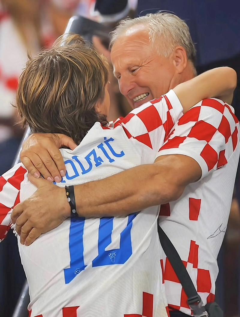 详解棒球规则中的捕手干扰判定对进攻方垒位推进的补偿机制