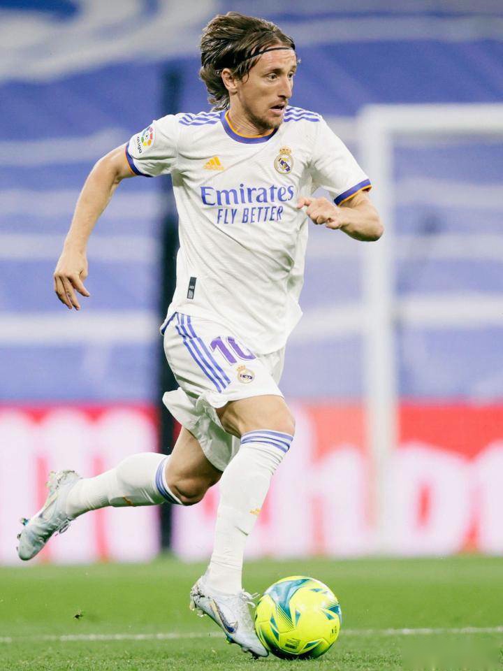 🚨💥 诺曼·巴塞特转会凯泽斯劳滕——交易完成 ✔️