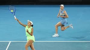 东北人冰雪上玩出花样，骑行健身与躺平同乐